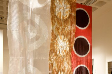 三宅一生や川久保玲にも影響を与えたテキスタイルプランナーの大規模個展「新井淳一の布 伝統と創生」