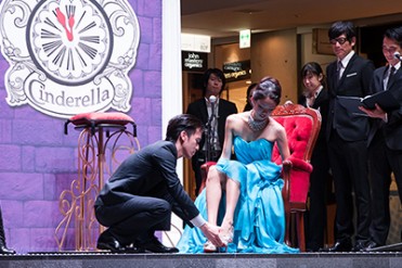 ディズニー×クリスチャン ルブタン、シンデレラシューズを手にしたのはバレリーナを夢見る大学生