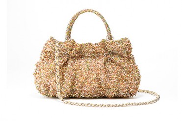 アンテプリマより、クリスマスシーズンを盛り上げる華やかな新作バッグとポーチ発売