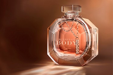 バーバリーの香水「ボディ」からバカラのクリスタルボトル入り限定バージョン
