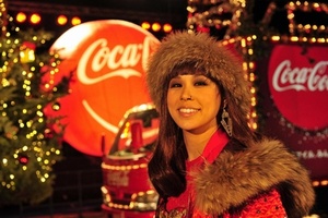 昨年「コカ・コーラ2011クリスマスキャンペーンソング」として140万ダウンロードを突破し、大ヒットソングとなったAIの「ハピネス」が、2012年もクリスマスキャンペーンソングとして起用された。