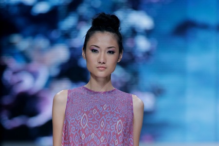 ランウェイを歩くモデル。2012年11月11日、ジャカルタ（Photo by Dachri Megantara/Feminagroup）