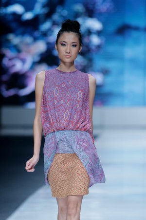 ランウェイを歩くモデル。2012年11月11日、ジャカルタ（Photo by Dachri Megantara/Feminagroup）