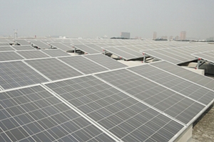 深セン村田科技有限公司の建屋屋上に設置されたソーラーパネル（写真：村田製作所）