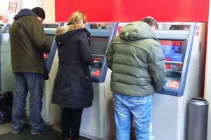 アルファ銀行で使用される紙幣還流型ATM「ATM-Recycler G7」（写真：OKI）