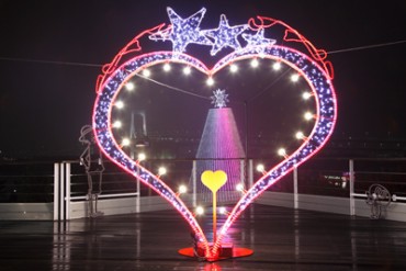 台場メモリアルツリーが点灯、今年は大切な人との絆を強めるレインボーカラー