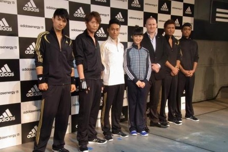 武井咲とTHE SECOND from EXILEメンバーが、アディダスの新ジャージのプロモーションに