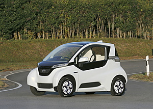 ホンダ<7267>(東1)は、国土交通省主導で検討されている超小型モビリティーの車両区分と欧州L7カテゴリー(バッテリーを除き、重量400kg以下、出力15kW以下)を視野に入れた近距離移動用の超小型EV(電気自動車)「マイクロコミュータープロトタイプ」を公開した。 ホンダ<7267>(東1)は、国土交通省主導で検討されている超小型モビリティーの車両区分と欧州L7カテゴリー(バッテリーを除き、重量400kg以下、出力15kW以下)を視野に入れた近距離移動用の超小型EV(電気自動車)「マイクロコミュータープロトタイプ」を公開した。