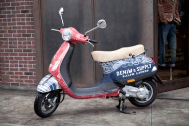 デニム & サプライ ラルフ ローレンがオリジナルラッピングを施したVespaをプレゼント