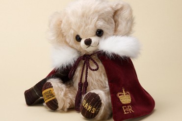 DAKSのクリスマスキャンペーン - イブに赤いケープがキュートなオリジナルティディベアをプレゼント