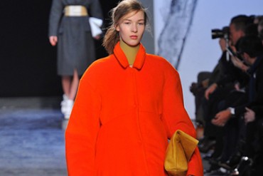 秋冬ウィメンズコレクションでアウターの着こなしをチェック - オーバーサイズド・コートで作るエレガントなシルエット