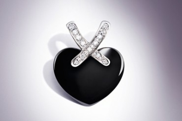 ショーメのアイコン「リアン」コレクションから新作セラミックハートペンダントが登場