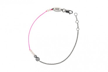 カラーコードとリュクスな素材で人気のレッドライン、サラ・ジェシカ・パーカー等とコラボアクセサリー展開