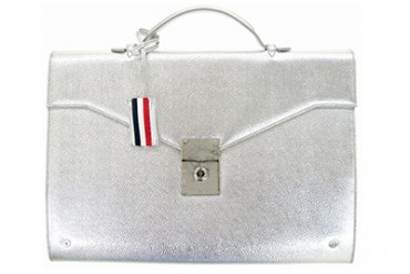 トム･ブラウンからドーバー ストリート マーケット限定デザインのバッグが発売中