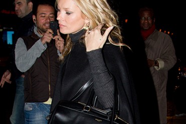 ケイト・モス、サンローランの新作バッグを早速バイ！ - コーディネイトしやすい「DUFFLE 12」のブラックを愛用中