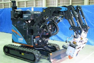 原子力災害対応用小型双腕重機型ロボット「ASTACO-SoRa」（写真：日立エンジニアリング・アンド・サービス）