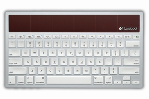 ロジクールは11日、ソーラーパネルを搭載し、電池交換のいらないMac/iPad/iPhone用ワイヤレスキーボード「ロジクール ワイヤレス ソーラーキーボード k760」を21日から発売すると発表した。