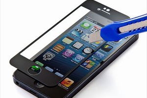 ナイフでもキズが付かないという強化ガラスを採用したiPhone 5用保護フィルム「iPhone5液晶保護フィルム（強化ガラス仕様・気泡ゼロ・8H） 200－LCD010シリーズ」
