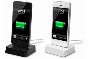 iPhone 5用を縦置き状態で充電できる「iPhone5 用 3マルチ 充電スタンド」