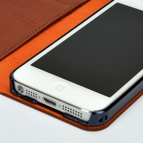 イタリア製の高級牛革を使用した手帳型iPhone 5用ケース「Classic Leather for iPhone5」