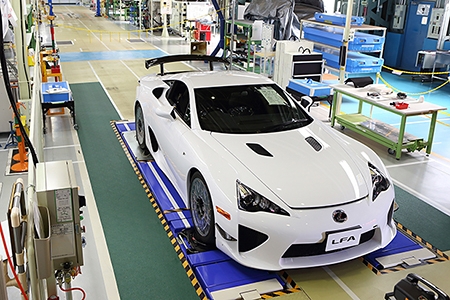 生産500台目となる「LFA」（写真：トヨタ自動車）