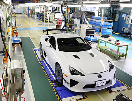 生産500台目となる「LFA」（写真：トヨタ自動車）