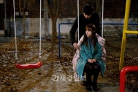 MBC水木ドラマ『会いたい』では、パク・ユチョンとユン・ウネが再び“初恋の公園”を訪れたスチールカットが公開され注目を集めている。写真=イギムプロダクション
