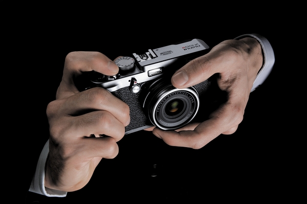 プレミアムコンパクトデジタルカメラ 「FUJIFILM X100S」（画像：富士フイルム） 