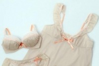 優木まおみ、AMPHIとコラボ “大人っぽさ”を演出したインナーウェアを発表