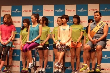 スギちゃんや西山茉希が登場 チヨダが本格的ランニングシューズを発表