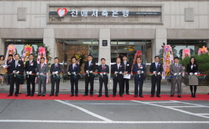 金融事業中心に不動産やアミューズメント事業などを展開するホールディングカンパニーＪトラスト＜８５０８＞（大２）の連結子会社（孫会社）である親愛貯蓄銀行・・・。