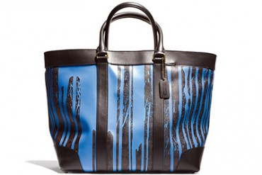 コーチのアーティストコラボ第3弾は鮮やかなドリップペイント