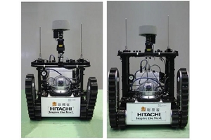 調査用小型ロボット（左）とマルチ機能搭載ロボット（右）（写真：日立製作所）