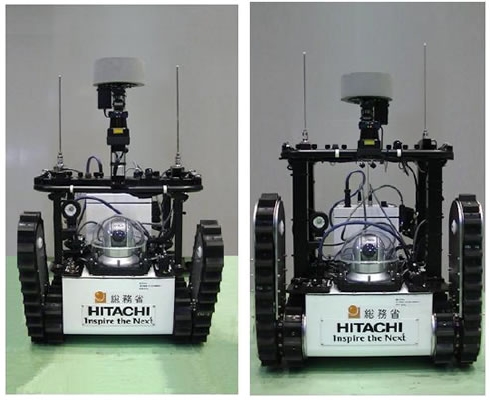 調査用小型ロボット（左）とマルチ機能搭載ロボット（右）（写真：日立製作所）