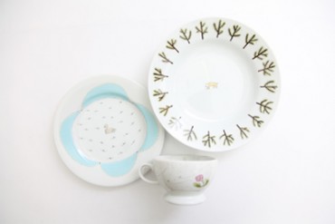 ミナ ペルホネンの手描きイラスト食器がパスザバトンで発売