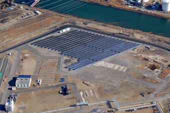 仙台製油所西地区に設置されたメガソーラー（写真：JX日鉱日石エネルギー）