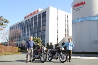 今年で生誕35年となったヤマハ発動機の名車SR400。初期を知る大波加氏(写真左)と最近まで担当していた加納氏(写真右)どちらもSRのエピソードを語ると話は尽きない。