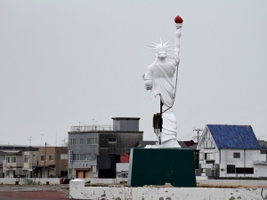 東日本大震災からまる2年が経過したが、生コンクリートをはじめとする建設・土木資材価格の高騰が復興の妨げになっているようだ。(写真は2012年3月、宮城県石巻市にて撮影)