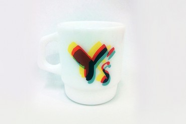 Y’s(ワイズ)xファイヤーキング、アートプロジェクト「WOMEN ON THE MOVE」限定マグカップ登場