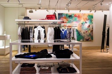 アニエスベー青山店がアーティスティックにリニューアルオープン