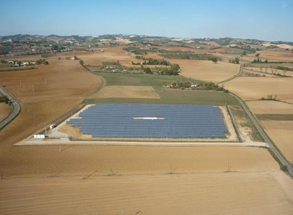 イタリアのピエモンテ州にある太陽光発電所の一つ（写真：三菱商事）