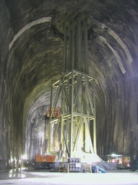 地下タンク　長さ：（488m～640m）×4列、総延長2.2km、地表からの深さ：約165m～約189m（写真：JOGMEC）