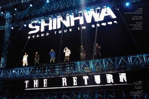 長寿アイドルグループ神話（SHINHWA）のDVD「SHINHWA 14th ANNIVERSARY “THE RETURN” STORY BOOK」が発売された。写真＝神話カンパニー