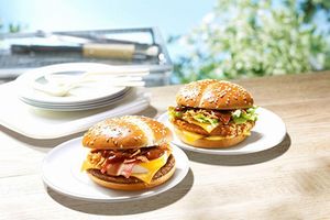 「バーベキュービーフ」（左）と「バーベキューチキン」（右）イメージ（画像：日本マクドナルド）