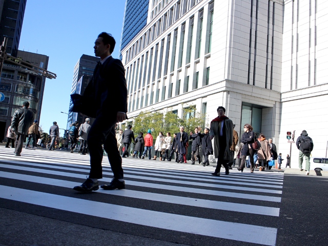 政府が大学生の就職活動解禁時期を3年生の12月から、4年生の4月に遅らせる方針を示している