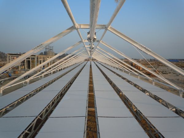 太陽熱発電用実証プラント（写真：日立造船）