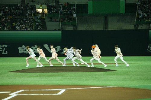 『Man in Love』のパフォーマンスを見せるINFINITE。（C）SoftBank HAWKS