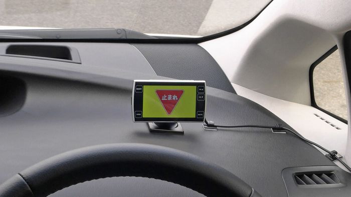 交差点での注意喚起表示（写真：トヨタ自動車）