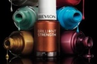 レブロンの新作ネイルはケアしながらツヤツヤに発色する優れもの!