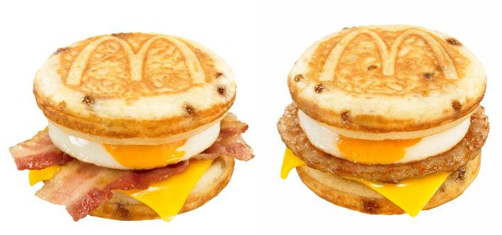 「マックグリドル ベーコン＆エッグ・チーズ」（左）と「マックグリドル ソーセージ＆エッグ・チーズ」（右）（画像：日本マクドナルド）